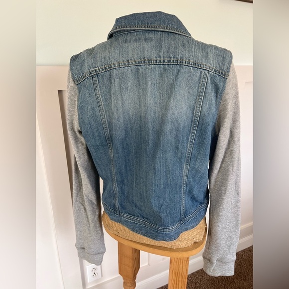 Chaps women’s fitted Denim jacket and gray sweatshirt sleeves size large - Picture 5 of 8